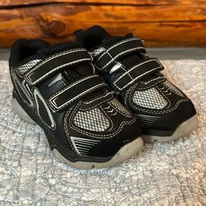 Boy toddler slip on Tennis shoes 9 sneaker, Velcro, black gray silver